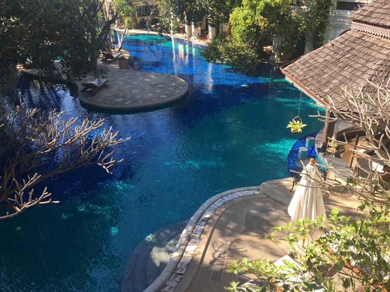 03 01 Khum Phaya Resort Spa Poolbar von oben 1