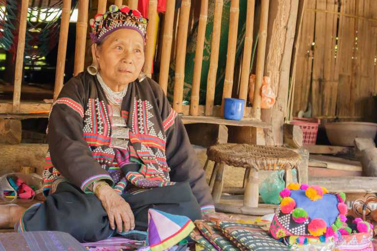 05 03 770 Nordthailand traditional of thai old woman selling souvenirs at Chiangmai shutterstock 531098482