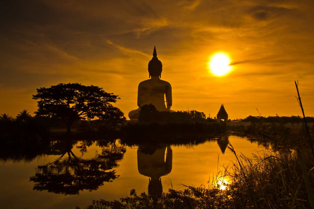 1280 Big Buddha Statue im Sonnenuntergang thailand shutterstock 100403992