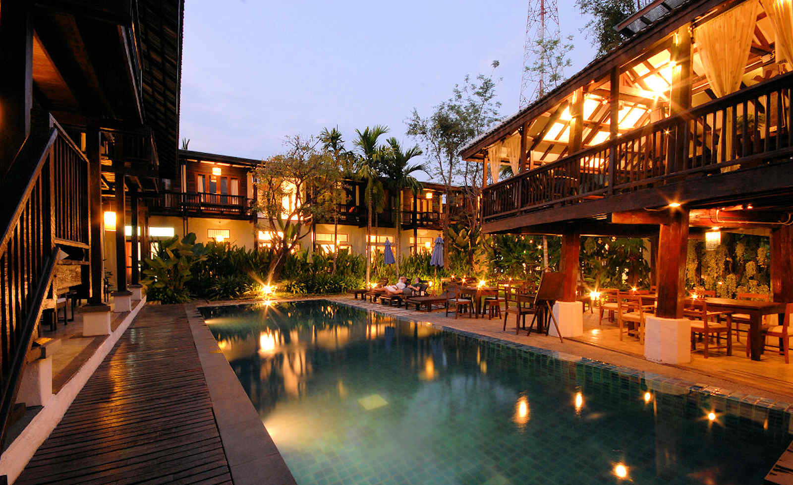 1600 Banthai Village Pool am Abend