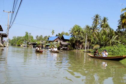 1000 Unterwegs auf dem Fluss bei Amphawa