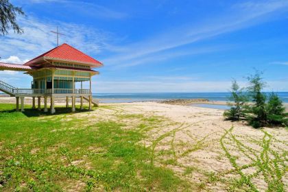 1200 Palace Marukhathaiyawan Hua Hin shutterstock 138081050