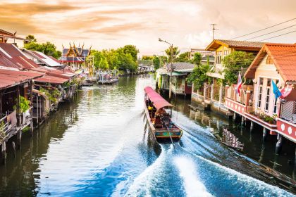 1400 Thailand Einsteiger boat for travel in canallBangkok Thailand shutterstock 488243273