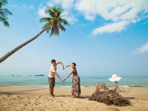 770 Herz am Strand von Paar gemacht shutterstock 118394242