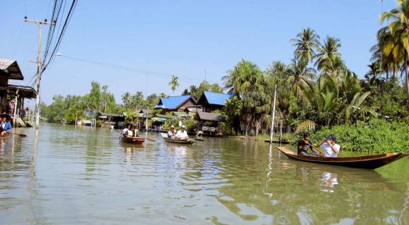 1000 Unterwegs auf dem Fluss bei Amphawa