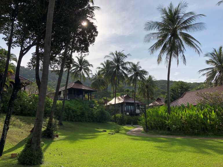 Pimalai Resort - Koh Lanta - Garten bei Meer